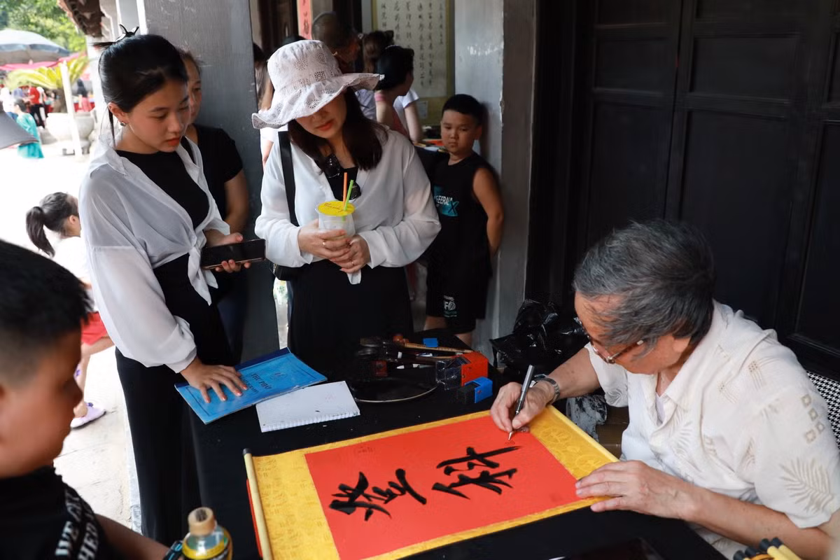 Sau khi lễ xong, nhiều thí sinh xin chữ thư pháp cầu mong may mắn đỗ đạt.