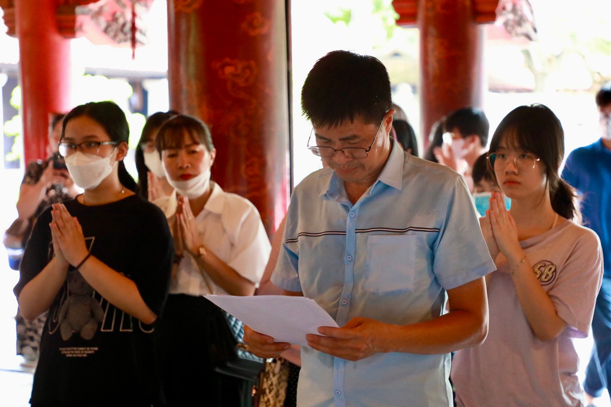 Từng tốp phụ huynh, học sinh thành kính dâng hương, cầu may mắn.