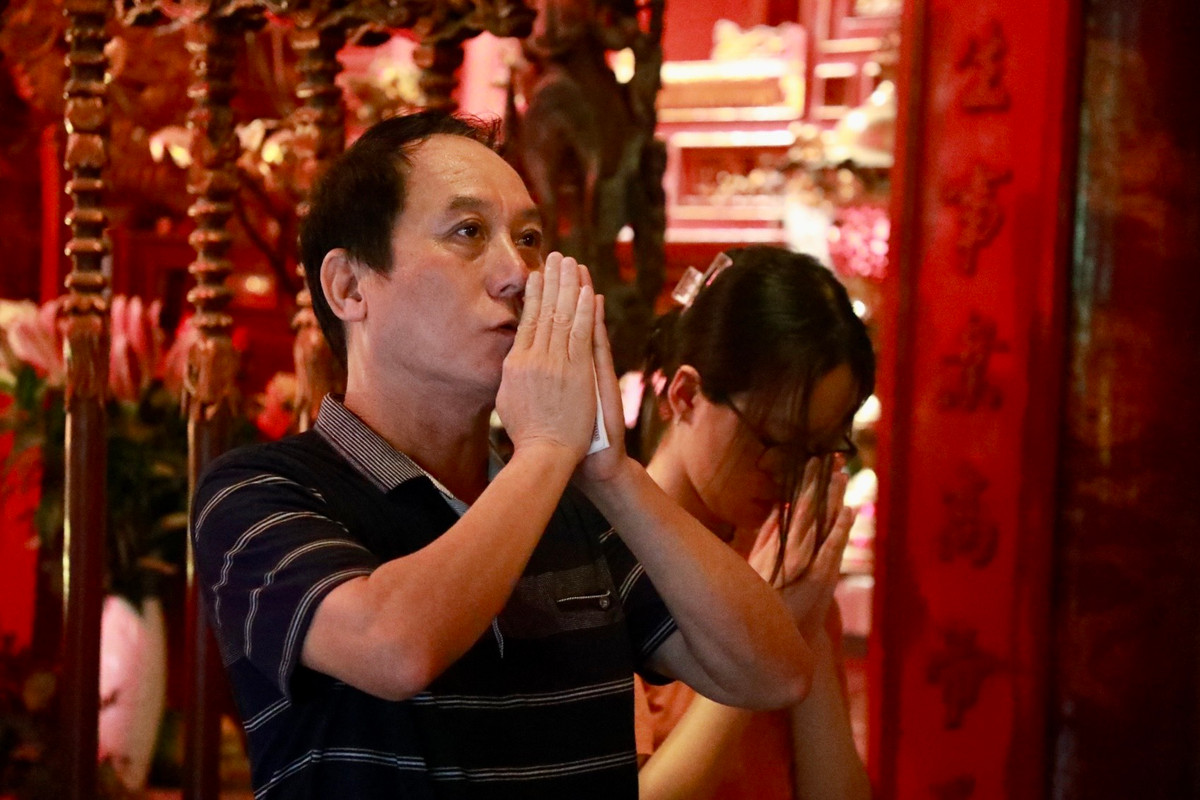 Ông Nguyễn Trung Hiếu (quận Hai Bà Trưng) chia sẻ: "Con gái tôi năm nay thi trường THPT Kim Liên. Về mặt kiến thức, con đã ôn luyện cẩn thận, về mặt tinh thần thì gia đình luôn đồng hành và động viên con hãy luôn bình tĩnh, tự tin".