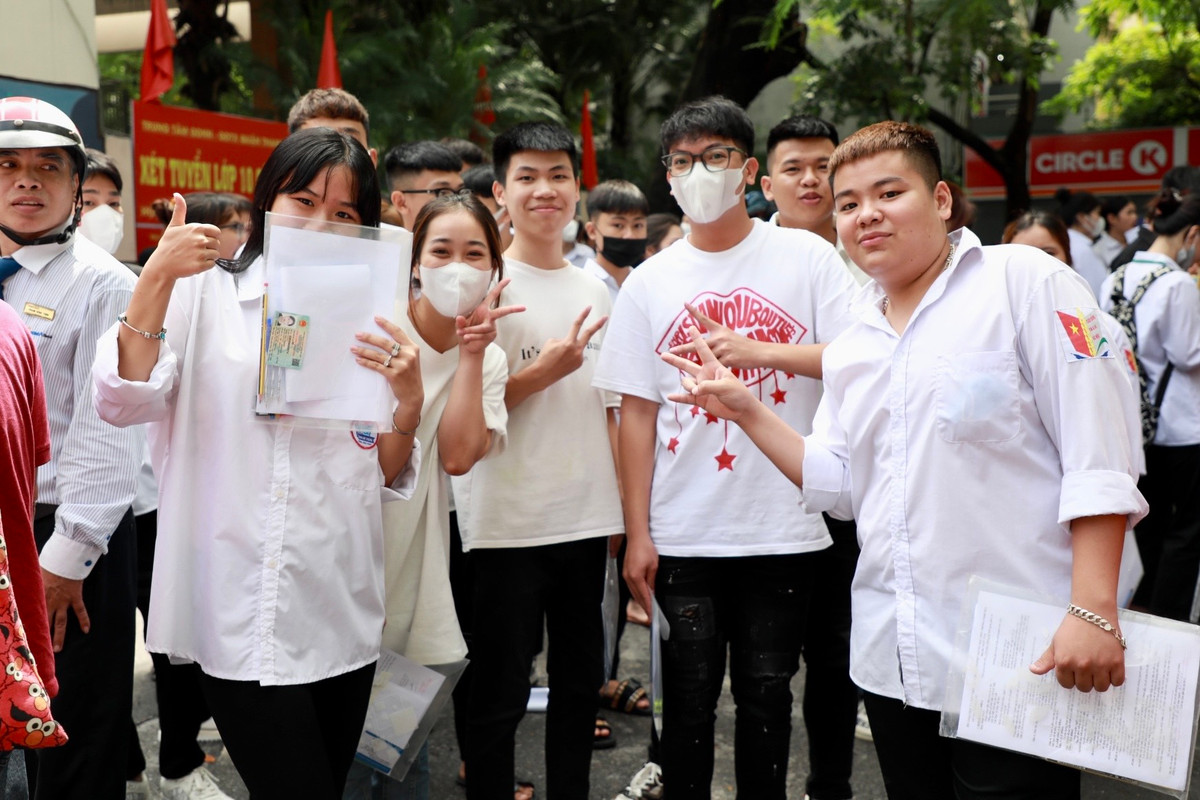 Bên cạnh đó, nhóm thí sinh này cho biết đề thi môn Văn năm nay tương đối khó với sức học trung bình, "trúng tủ" tác phẩm Vợ nhặt nhưng "lệch ngăn" sang đoạn trích không ngờ tới.