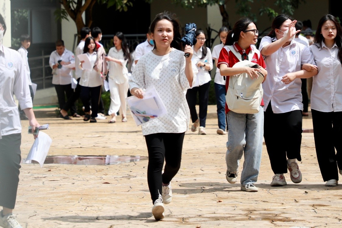 Thí sinh vội vã chạy nhanh ra phía cổng trường.