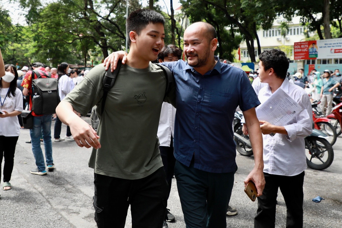 Bạn Trần Tùng (THPT Nhân Chính), năm nay thi Đại học Giao thông Vận tải cũng cho rằng đề thi không quá dễ để đạt điểm cao. Tùng đã sẵn sàng cho môn thi Toán chiều nay.