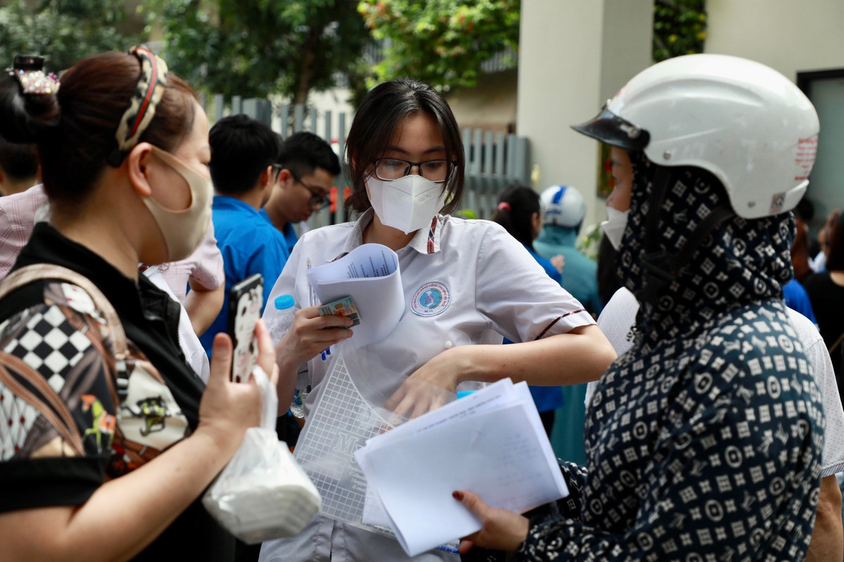 Chiều nay, các thí sinh sẽ bước vào môn thi thứ 2 là Toán với thời gian làm bài là 90 phút. Thời gian làm bài thi bắt đầu từ 14h30.