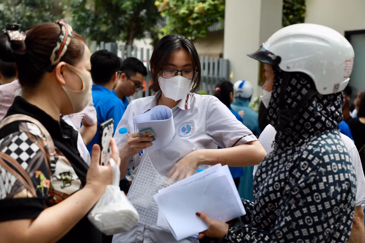 Chiều nay, các thí sinh sẽ bước vào môn thi thứ 2 là Toán với thời gian làm bài là 90 phút. Thời gian làm bài thi bắt đầu từ 14h30.