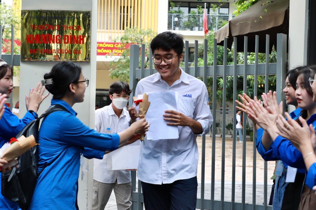 “Em đánh giá đề thi Văn năm nay ở mức độ vừa phải, có tính phân hoá cao. Em đã ôn tập kỹ nên phần nội dung đề thi không nằm ngoài phần ôn tập, dự đoán được khoảng 8 - 8.5 điểm. Năm nay em thi Đại học Kinh Tế Quốc dân”, bạn Nguyễn Trọng Quang Khánh (THPT Nhân Chính) phấn khởi nói.