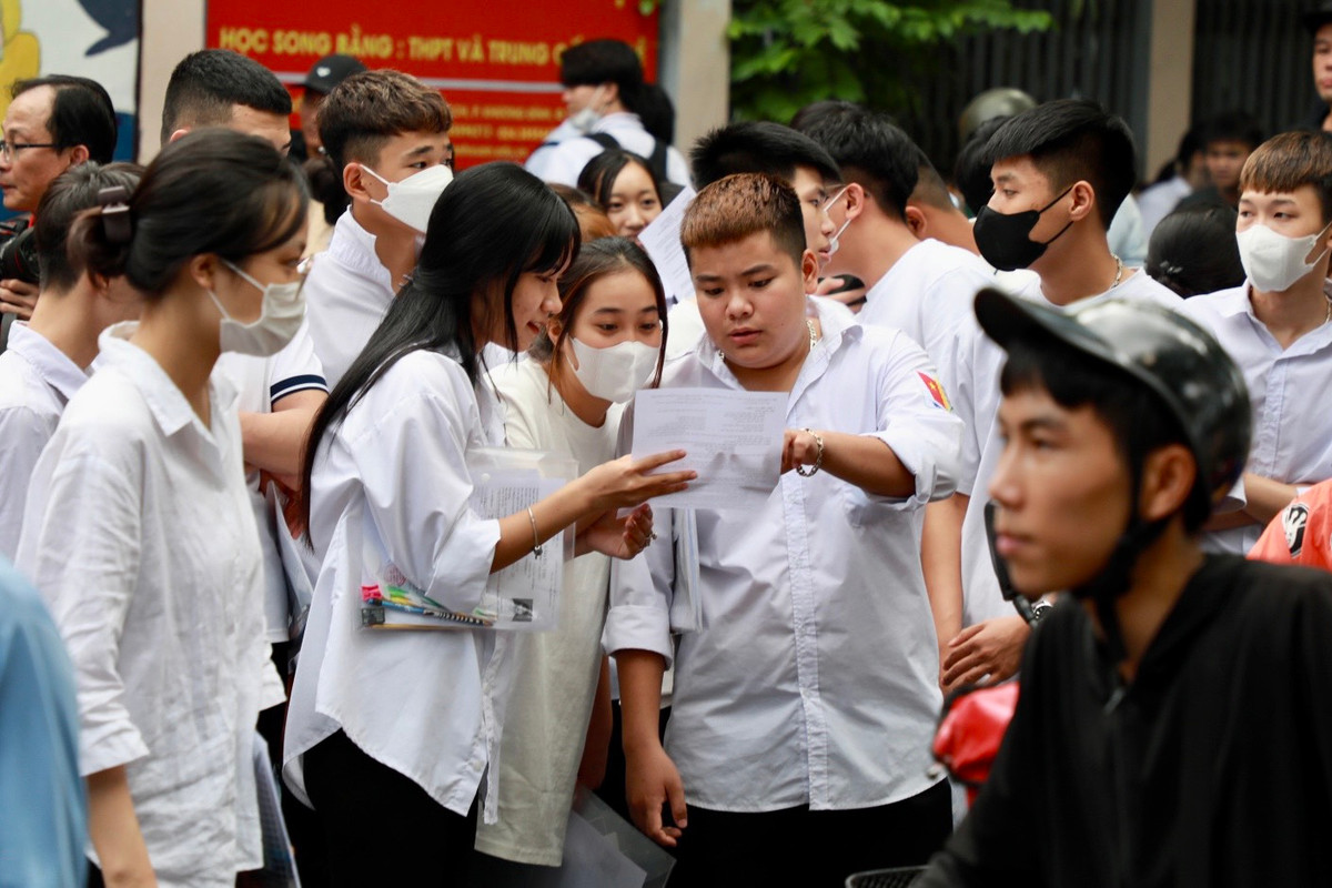 Cùng bàn luận sau giờ thi.