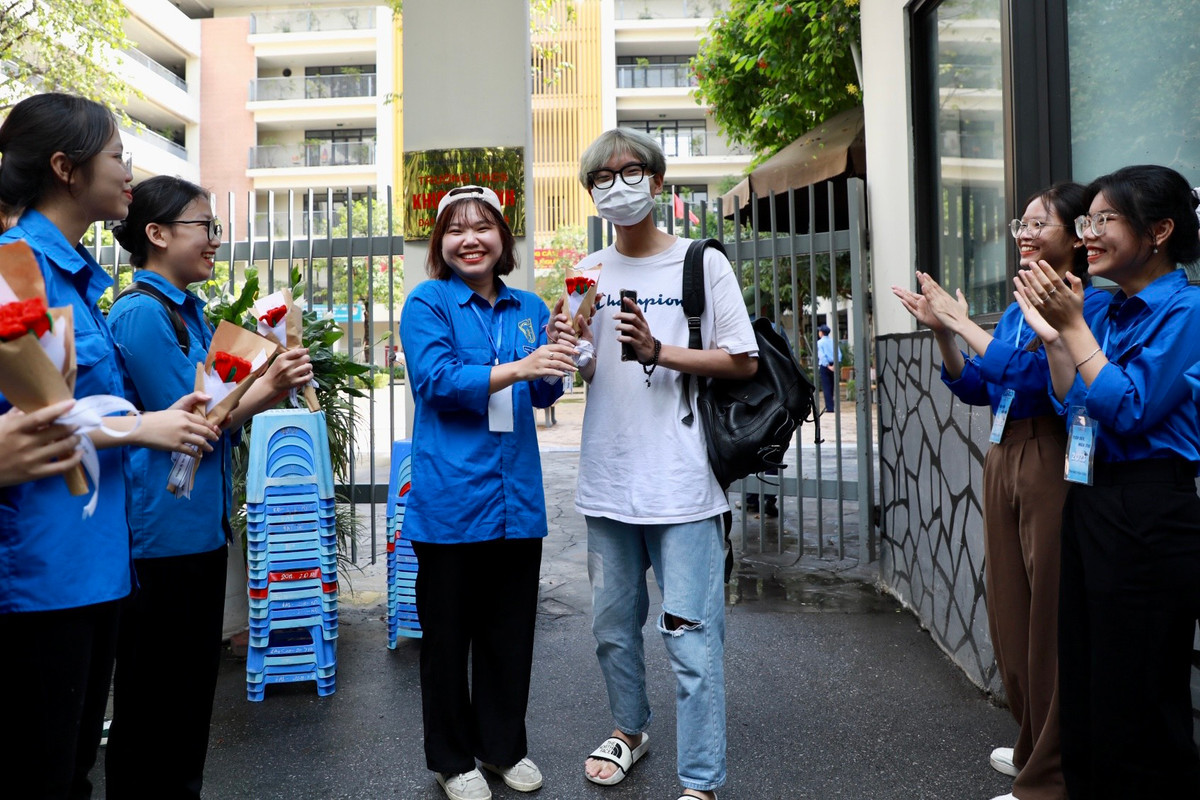 Là một trong những thí sinh đầu tiên ra khỏi phòng thi tại điểm thi THCS Khương Đình, bạn Trần Đức Huy (THPT Trần Hưng Đạo) cho biết: “Đề thi năm nay khá vừa sức, em đã hoàn thành tốt bài thi với tổng 3 tờ giấy. Về điểm số thì em không chắc nhưng tâm lý em khá thoải mái vì em đã lựa chọn việc đi du học ở nước ngoài”.