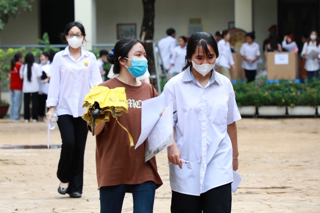 Các thí sinh thoải mái rời phòng thi.