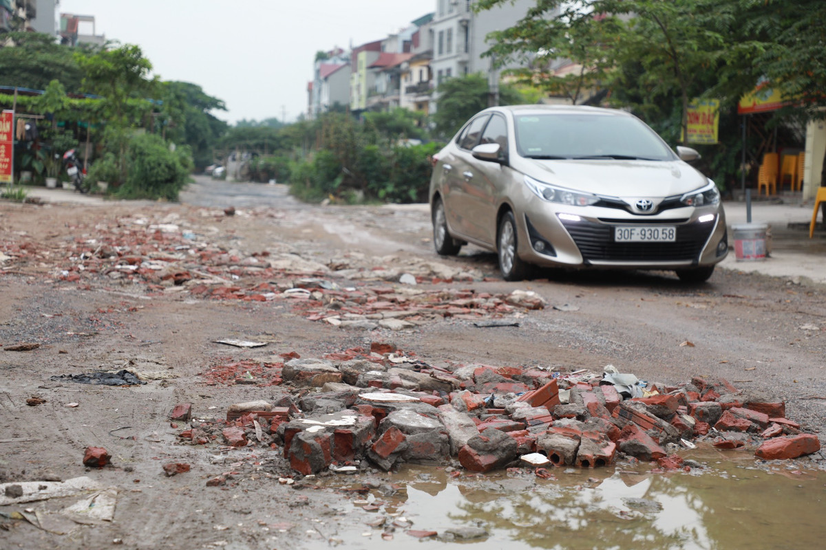 Để vá tạm, người dân đã phải đổ gạch vỡ vào nhiều khu vực sụt lún.