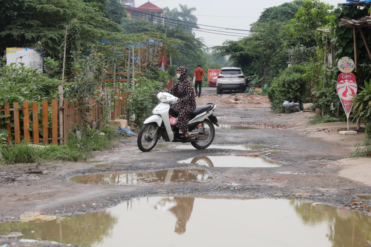 Chị Hương (người dân sống gần khu vực) chia sẻ: "Tôi thường xuyên phải di chuyển qua con đường này. Tình trạng này diễn ra từ nhiều năm nay, nhưng vẫn chưa được xử lý dứt điểm, khiến người dân vô cùng bức xúc. Hôm nay là nước đã thoát bớt, chứ bình thường sau mưa thì ngập chết máy xe".