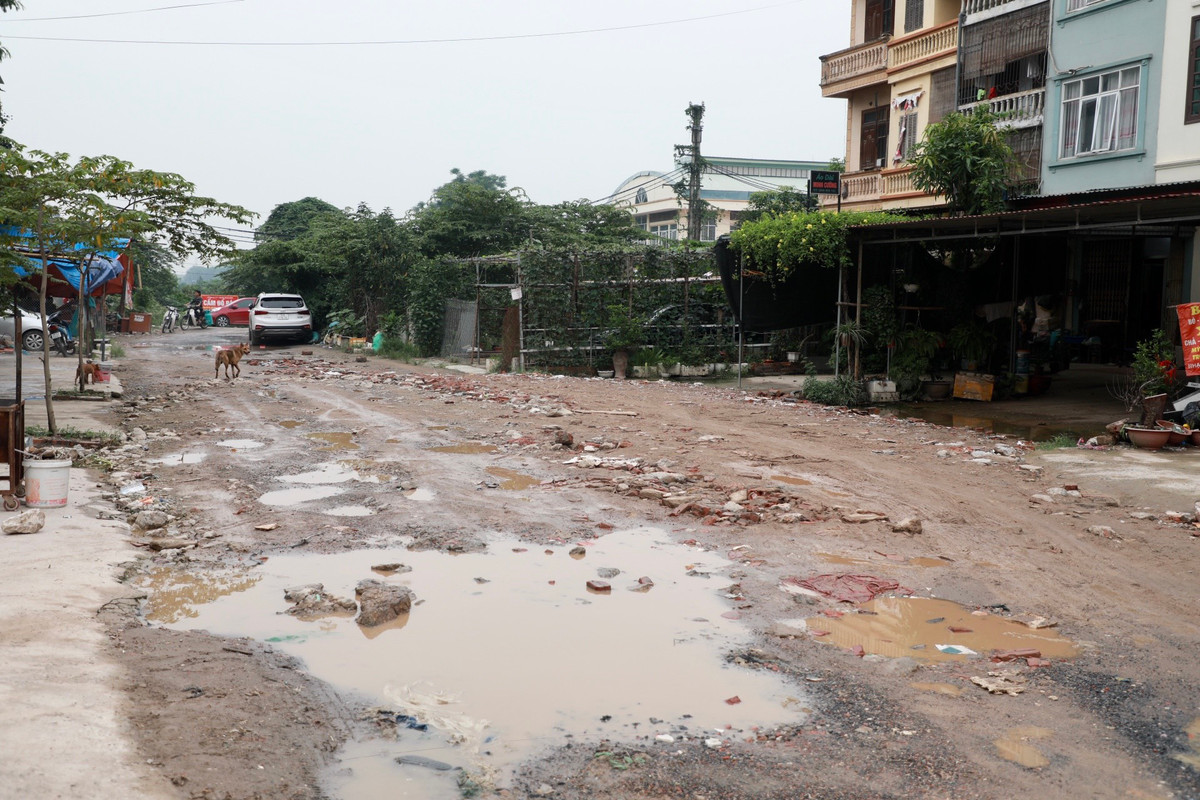 Theo chị Hương, khu vực này nằm trong dự án mở đường và đang được thi công dang dở thì bị tạm dừng.