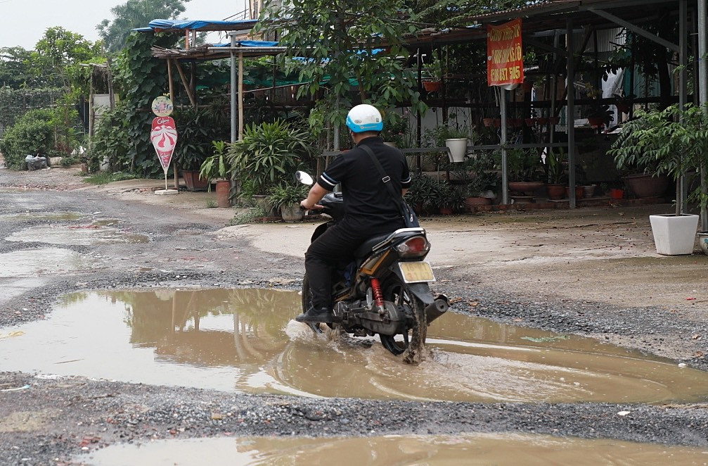 Các vũng nước lớn hình thành sau những cơn mưa khiến người dân di chuyển khó khăn.