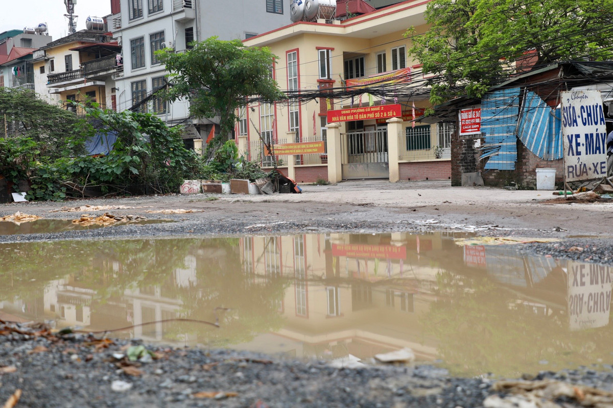 Hệ thống thoát nước chưa hoàn thiện khiến con đường nhếch nhác sau mỗi trận mưa.