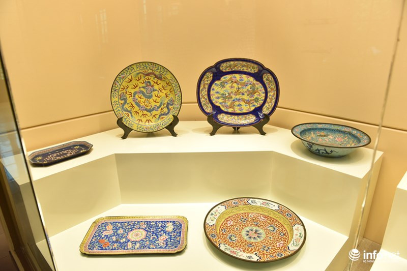 Cùng với những bảo vật triều Nguyễn, nhiều đồ vật ngự dụng khác của hoàng triều cũng được trưng bày với công chúng.