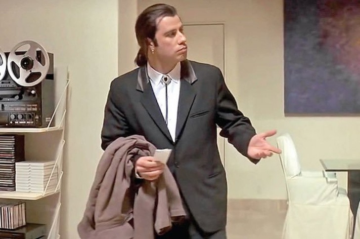 2. Khi ở một địa điểm xa lạ, chúng ta có xu hướng rẽ phải nhiều hơn rẽ trái: Giáo sư tâm lý học Stephen Bitgood cho biết ở một nơi xa lạ không có chỉ dẫn phương hướng, người thuận tay phải (chiếm 90% dân số) thường có xu hướng rẽ phải. Nguyên tắc này được áp dụng trong bán hàng khi các mặt hàng được xếp trên kệ theo hướng từ trái sang phải với giá thành tăng dần để những món hàng đắt hơn sẽ đập vào mắt người mua trước.