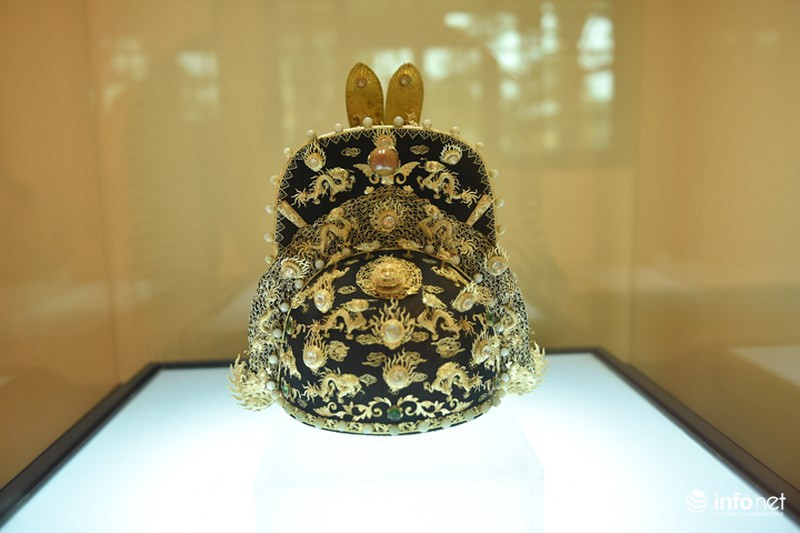 Mũ thượng triều - Triều Nguyễn (1802 – 1945). Mũ được nhà vua sử dụng mỗi khi thiết triều, giải quyết các vấn đề lớn của quốc gia, thực hiện các nghi lễ khánh tiết của Nhà nước hoặc yết kiến sứ giả các nước bang giao, thực hiện các nghi lễ tôn miếu. Mũ có chiều cao 28,6cm, đường kính 26,6cm. Mặt trước và sau mũ Thượng triều được làm bằng vàng, đá quý, san hô, kim sa.