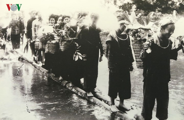 Chiến dịch Điện Biên Phủ có sự đóng góp không nhỏ của đồng bào các dân tộc Tây Bắc. Trong số 260.000 dân công phục vụ chiến dịch có gần 90.000 người là đồng bào các dân tộc ít người mà một bộ phận là đồng bào các dân tộc Tây Bắc. Đặc biệt có cụ già 70 tuổi vẫn đi dân công.