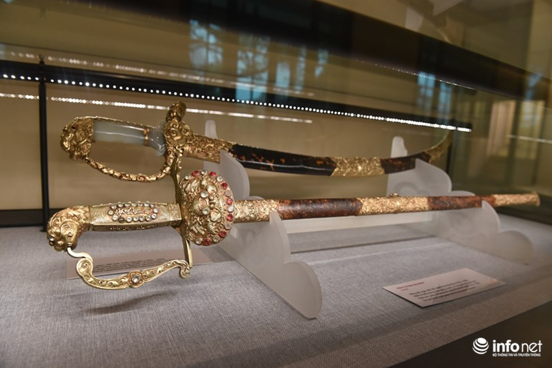 Cặp kiếm này là một trong những vật biểu trưng cho vương quyền và trọng khí Quốc gia thời kỳ đó, cũng như là biểu trưng của vương triều phong kiến cuối cùng ở Việt Nam.