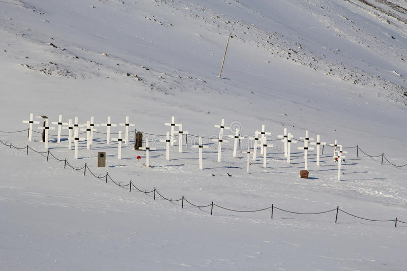 Nếu chẳng may chết trước khi kịp rời khỏi thị trấn, thi thể sẽ được hỏa táng và cho vào lọ kín trước khi chôn. Nhưng điều này rất khó khăn, vì bạn cần xin giấy phép của nhà nước. Ảnh: Dreamtimes.