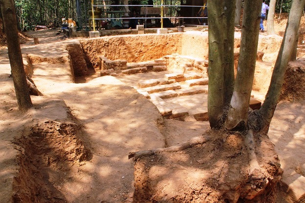 Ông Tới cho biết, người dân địa phương kể lại rằng, khu vực tháp Chà Rây trước kia có nhiều gạch Chăm, tượng thờ… nhưng đã bị lấy trộm từ hàng chục năm về trước.