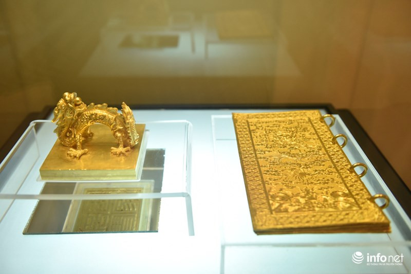 Sách chép 20 chữ bộ Nhật và bài ngự chế Đế hệ thi do hoàng đế Minh Mạng ban hành năm 1823. Với bài ngự chế này, vua mong muốn thế hệ sau truyền nối ngôi vua tới 20 đời, được 500 năm. Thế nhưng, cuối cùng chỉ dừng lại ở chữ Vĩnh, tức đời thứ 5 (kết thúc là Vĩnh Thụy - Bảo Đại).