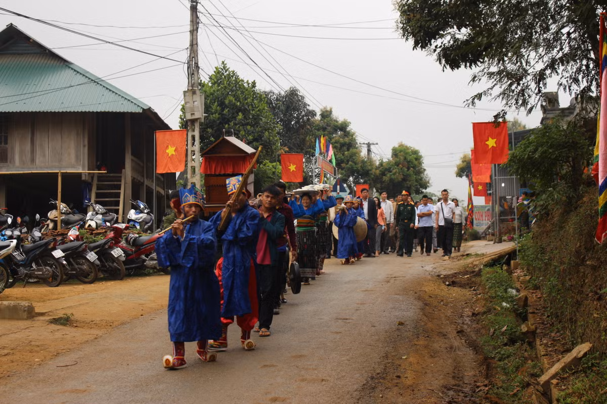 Nghi thức rước “hòn đá vía” trong lễ hội Mường Xia.