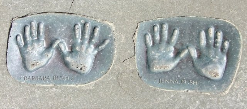 Kể từ khi mở cửa, khu vườn in dấu tay của 17 người con và cháu của các vị tổng thống trên nền gạch.