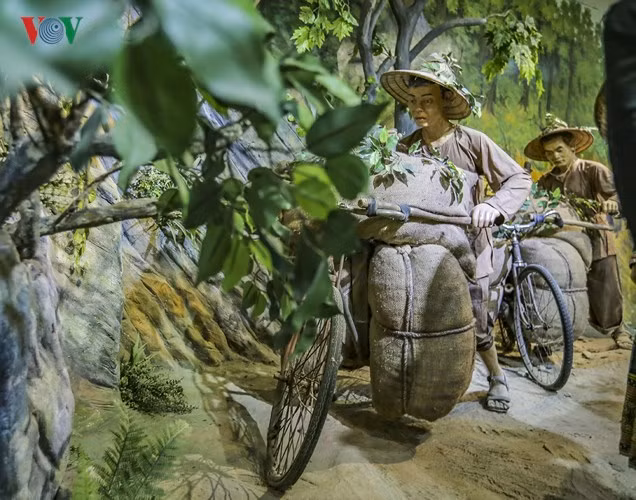 Những chiếc xe đạp mỏng manh do chính người Pháp sản xuất đều được gia cố lại.