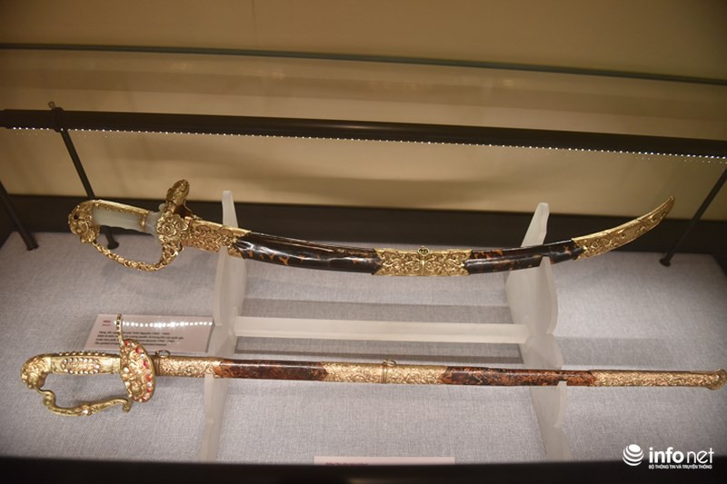 Hai cây kiếm nạm vàng của vua Khải Định có chuôi vàng nạm đá quý, vỏ đồi mồi bọc vàng, chạm khắc tinh xảo đang được lưu giữ tại Bảo tàng Lịch sử Quốc gia, Hà Nội.