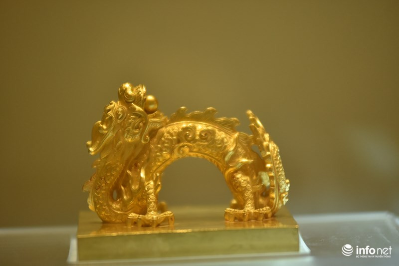 Ấn Quốc gia bảo tín bằng vàng, niên hiệu Gia Long (1802 – 1919). Ấn được dùng trong các văn kiện triệu tập tướng lĩnh, phát động binh sĩ, trưng binh nhập ngũ và các văn kiện hành chính quan trọng.