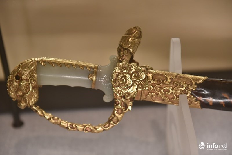 Cây kiếm còn lại được làm bằng ngọc nạm vàng chạm khắc tinh xảo