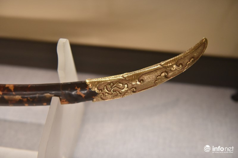 Phần đuôi kiếm cũng được bọc vàng và trang trí hình rồng cuộn mây.