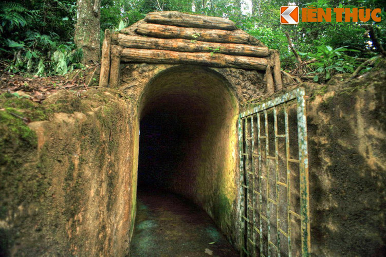 Đặc biệt, di tích Mường Phăng còn lưu giữ đường hầm xuyên núi dài 96m, nối lán làm việc của Đại tướng Võ Nguyên Giáp sang lán Phó Tổng Tham mưu trưởng Hoàng Văn Thái.