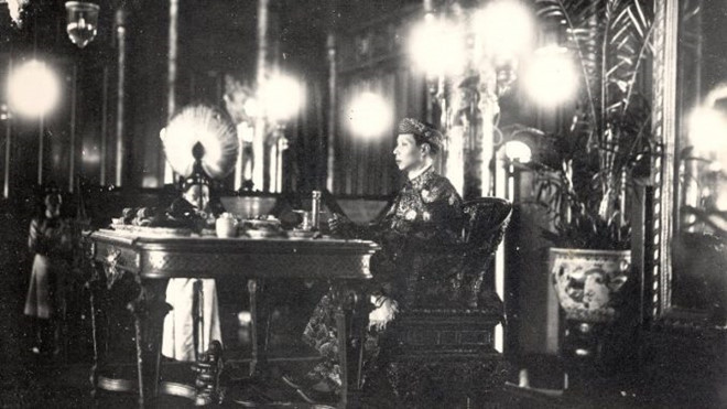 Vua Khải Định dùng cơm. Ảnh: Nhà nghiên cứu Nguyễn Đắc Xuân .