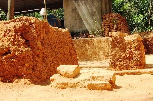 Phế tích tháp Chăm được phát hiện nằm dưới rừng keo.