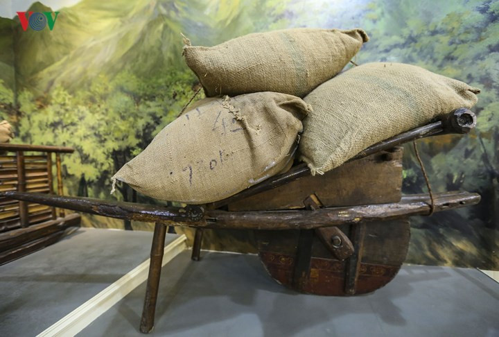 Xe cút kít do ông Trịnh Đình Bầm, dân công xã Định Liên, huyện Yên Định, tỉnh Thanh Hóa tự tay đóng phục vụ chở gạo cho chiến dịch Điện Biên Phủ. Trong ba mảnh ghép nên xe, có một mảnh được lấy từ bàn thờ cúng tổ tiên của gia đình. Số lượng xe cút kít huy động trong chiến dịch là hơn 7.000 xe.