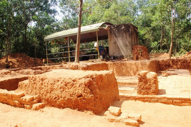 Ngói lợp phát hiện tại phế tích tháp Chà Rây giống với số ngoài tìm được ở các tháp khác tại tỉnh Bình Định, vốn được các nhà nghiên cứu người Nhật xác định có niên đại từ thế kỷ thứ 11 - 12, mang phong cách kiến trúc Khơ-me. Theo nhận định ban đầu, tháp Chà Rây là tháp tôn giáo nhưng chưa xác định được vị thần nào được thờ tại đây. Tháp được xây dựng trong khoảng thời gian từ thế kỷ thứ 11 hoặc 12.