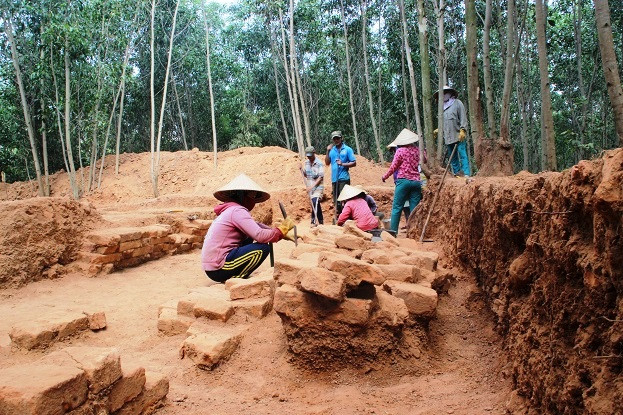“Trong 3 phế tích tháp Lai Nghi, Rừng Cấm, Chà Rây được khai quật đã phát hiện cửa, hướng và quy mô, chúng tôi đánh giá tháp Chà Rây đạt được yêu cầu nhất. Đặc biệt, theo hướng đông chúng tôi đã phát hiện dấu hiệu của 2 phế tích là tháp phía bắc và phía nam tháp chính của tháp Chà Rây. Nhiệm vụ của chúng tôi trong thời gian còn lại là tìm ra đường ở phía đông lên tháp chính như thế nào? Nếu tìm được đường này thì đó là thành công rất lớn trong đợt khai quật này”, ông Tới cho hay.