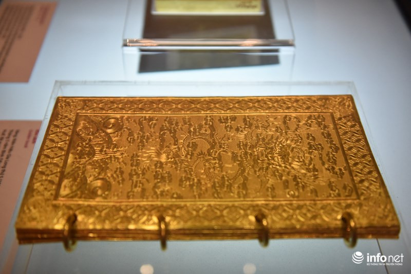 Ngoài cặp kiếm bằng vàng trên, Kim sách cũng được làm bằng vàng, niên hiệu vua Gia Long thứ 5 (1806) và được trưng bày tại bảo tàng. Sách gồm 9 tờ, 2 tờ bìa trước và sau được trang trí hình rồng mây, 7 tờ ruột khắc sách văn.