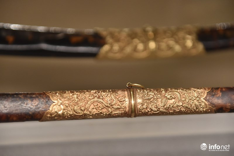 Vỏ kiếm được nạm vàng, trang trí chạm khắc phù điêu rồng tinh xảo.