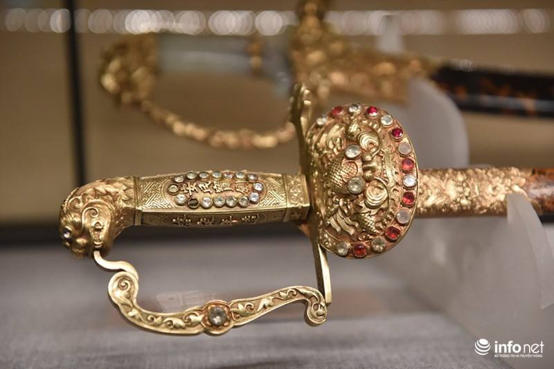 Nổi bật là cây "An dân bảo kiếm" có chiều dài khoảng 90cm với chuôi được nạm vàng, đá quý và da đồi mồi.