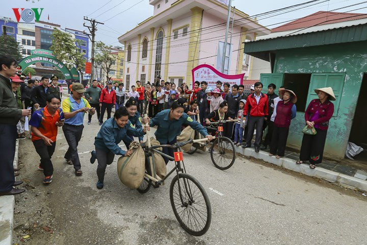 Từ lễ hội hoa Ban 2017, tỉnh Điện Biên cũng đã lồng ghép phần thi đẩy xe đạp thồ lên dốc vào các hoạt động văn hóa chính nhằm tạo cho du khách những trải niệm về công sức của thế hệ cha anh đi trước.
