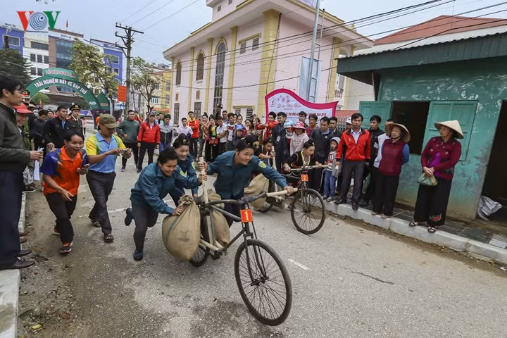 Từ lễ hội hoa Ban 2017, tỉnh Điện Biên cũng đã lồng ghép phần thi đẩy xe đạp thồ lên dốc vào các hoạt động văn hóa chính nhằm tạo cho du khách những trải niệm về công sức của thế hệ cha anh đi trước.