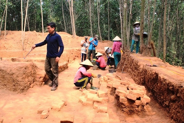 Trong đó, nền móng tháp chính được phát hiện trên ngọn đồi cao nhất, diện tích nền móng rộng gần 80m2. Cửa chính của tháp chính quay hướng đông, rộng 1,7m, hai bên cửa chính có 4 hố móng trụ lớn.