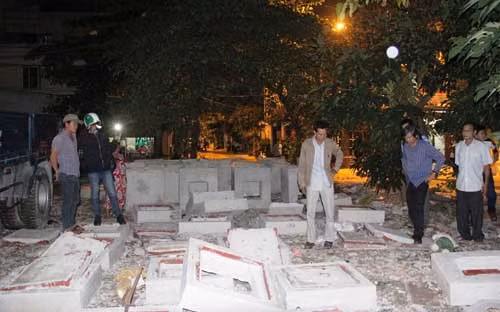 Hiện trường nơi xảy ra tai nạn bé M. bị nắp cống bê tông đè chết.