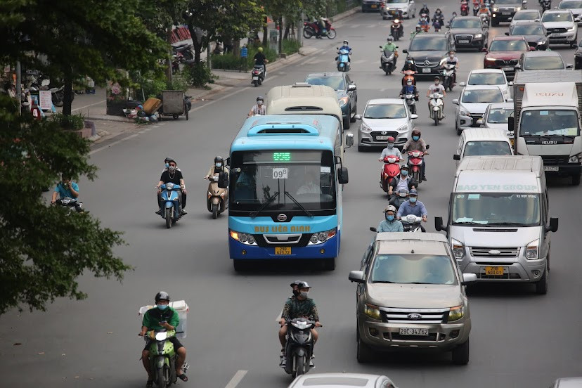 Từ ngày 14/10, Hà Nội đã cho xe buýt hoạt động trở lại nhưng không vượt quá 50% công suất ghế ngồi.