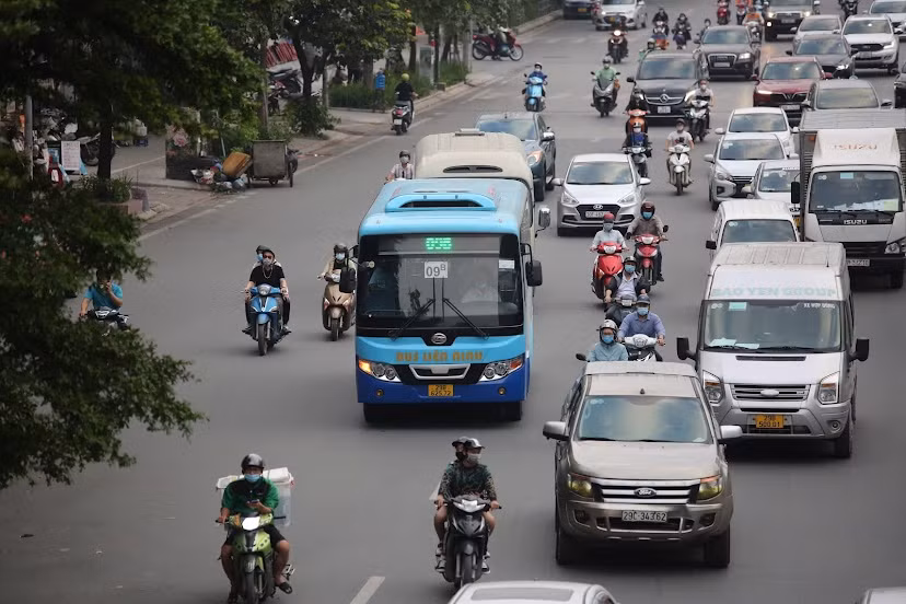 Từ ngày 14/10, Hà Nội đã cho xe buýt hoạt động trở lại nhưng không vượt quá 50% công suất ghế ngồi.