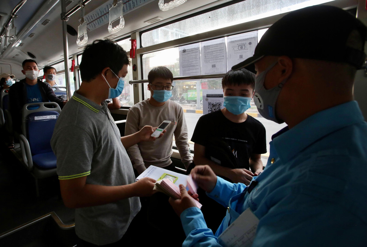 Trong những ngày đầu vận hành trở lại, tâm lý lo ngại dịch bệnh vẫn còn tồn tại nên nhiều chuyến xe buýt của Hà Nội chỉ có 1-2 khách.