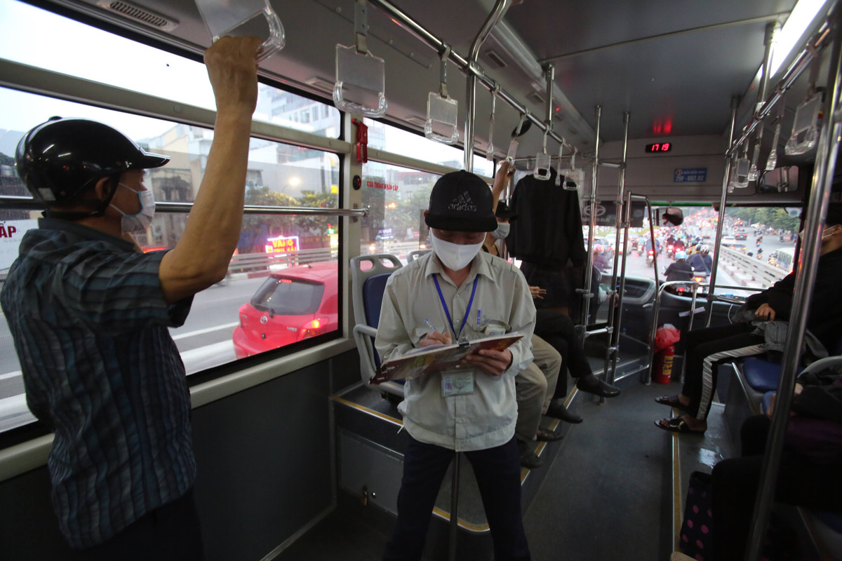 Ngoài quét mã QR, để chủ động trong công tác quản lý, nhân viên bán vé sẽ ghi thông tin của từng hành khách để báo cáo.