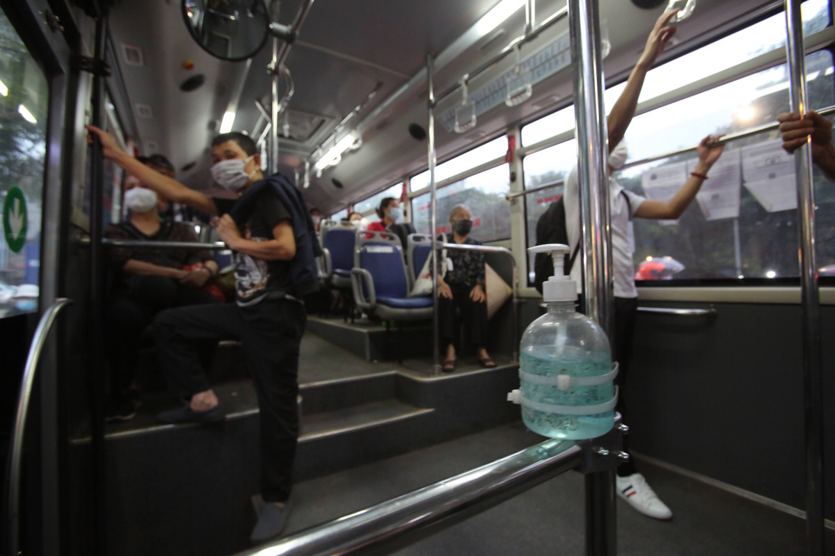 Theo ghi nhận của PV Báo Tri thức và Cuộc sống, các tuyến xe buýt hiện nay hoạt động tại Hà Nội đều yêu cầu hành khách quét mã QR và thực hiện khử khuẩn trước khi lên xuống xe.